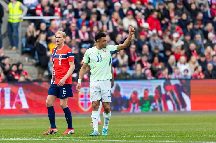 Ndoye mentre è in campo con la squadra della nazionale svizzera