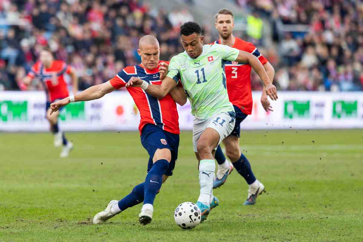 Ndoye mentre gioca un'amichevole con la sua nazionale