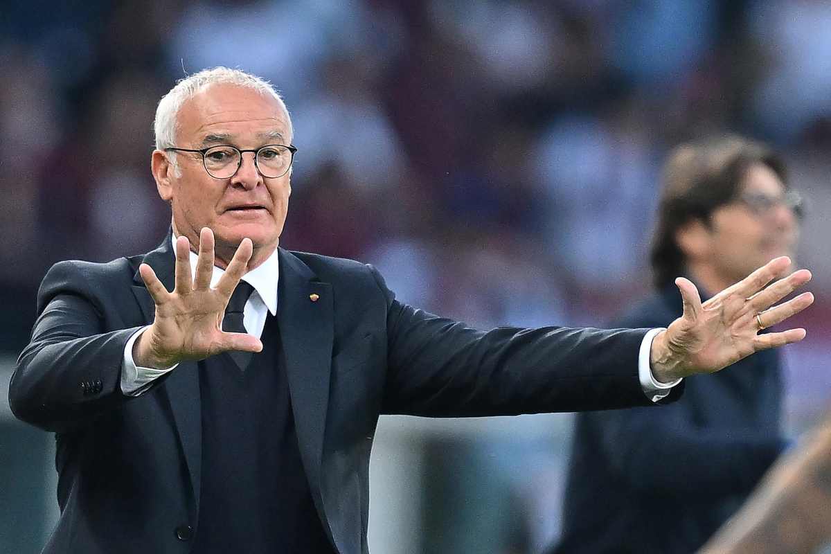 Ranieri mentre cerca di dare indicazione quando era sulla panchina della Roma
