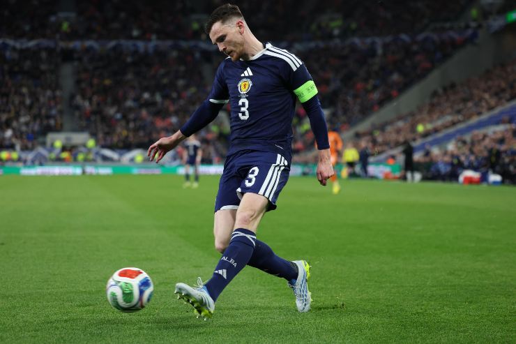 Il terzini sinistro del Liverpool Robertson in azione