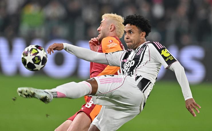 Gabriel Sara mentre cerca di contrastare McKennie della Juventus