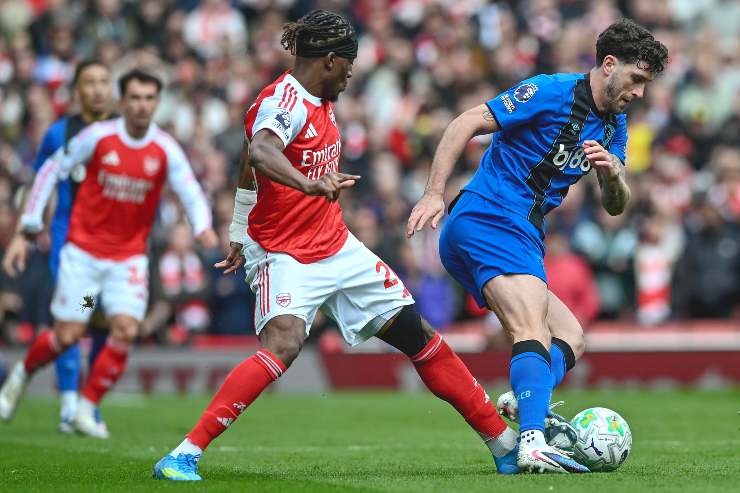 Senesi mentre cerca di contrastare un giocatore dell'Arsenal