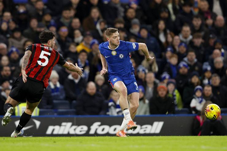 Il giocatore Seenesi mentre cerca di contrastare un attaccante del Chelsea