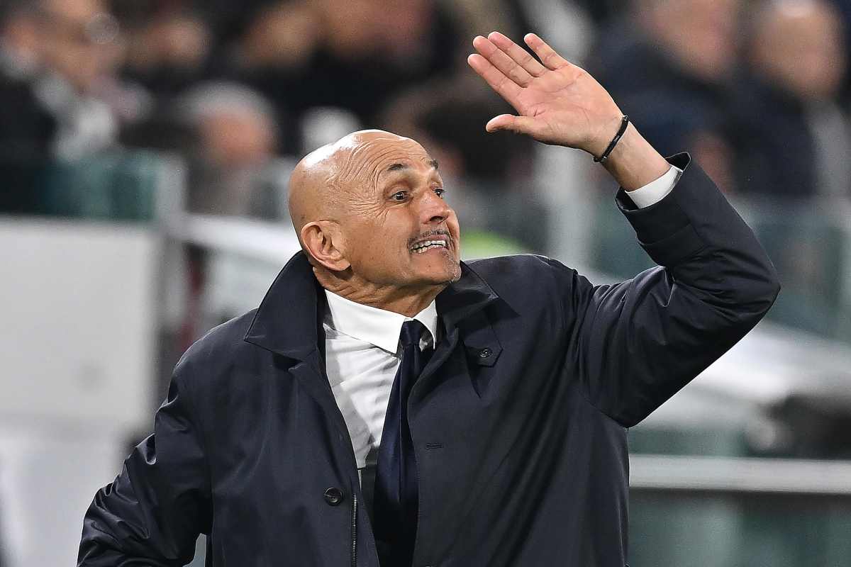 Luciano Spalletti mentre dà indicazioni ai suoi giocatori