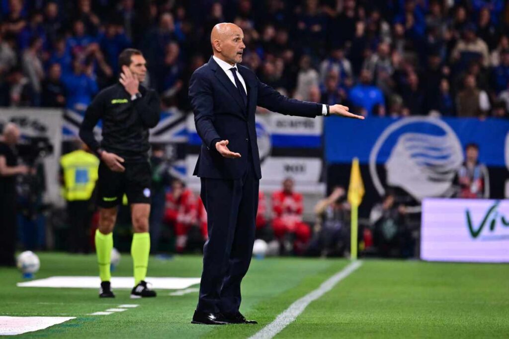 Luciano Spalletti mentre dà indicazioni durante la gara con il Bologna