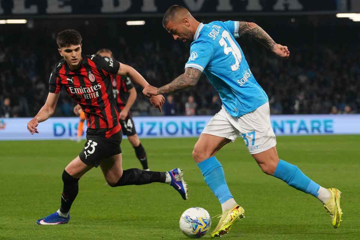 Spinazzola mentre cerca di superare un avversario rossonero