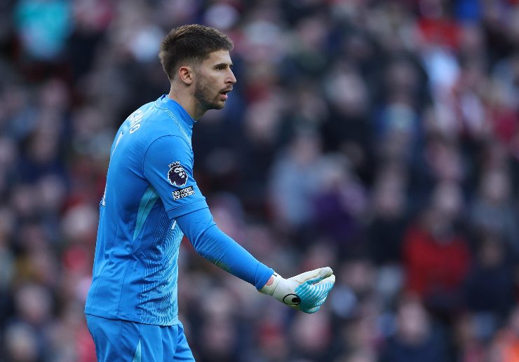 Il portiere del Tottenham Vicario mentre richiama i suoi compagni