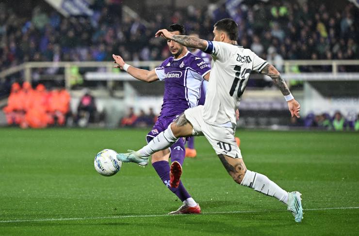 Zaccagni mentre cerca di contendere un pallone a un giocatore della Fiorentina