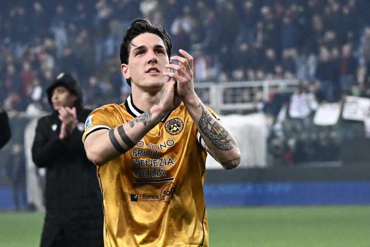 Nicolò Zaniolo mentre ringrazia i suoi tifosi alla fine di una gara