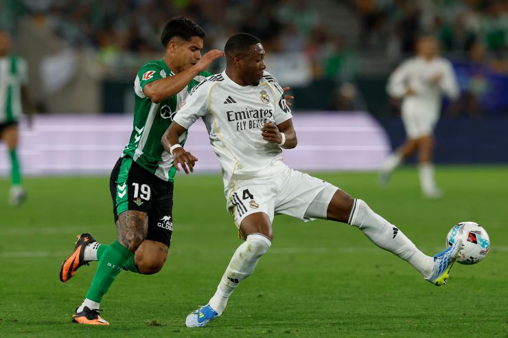 David Alaba in azione con il Real Madrid contro il Betis Siviglia