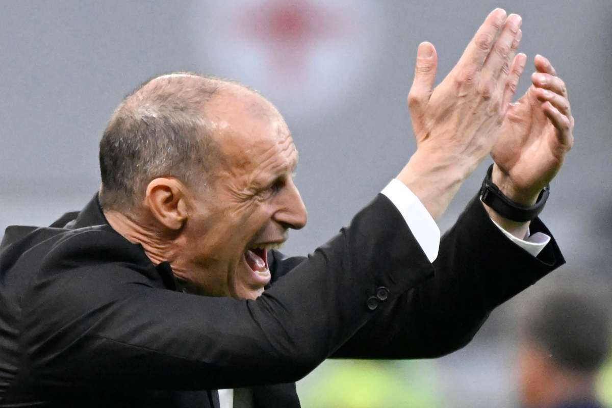 Max Allegri che sprona i giocatori del Milan