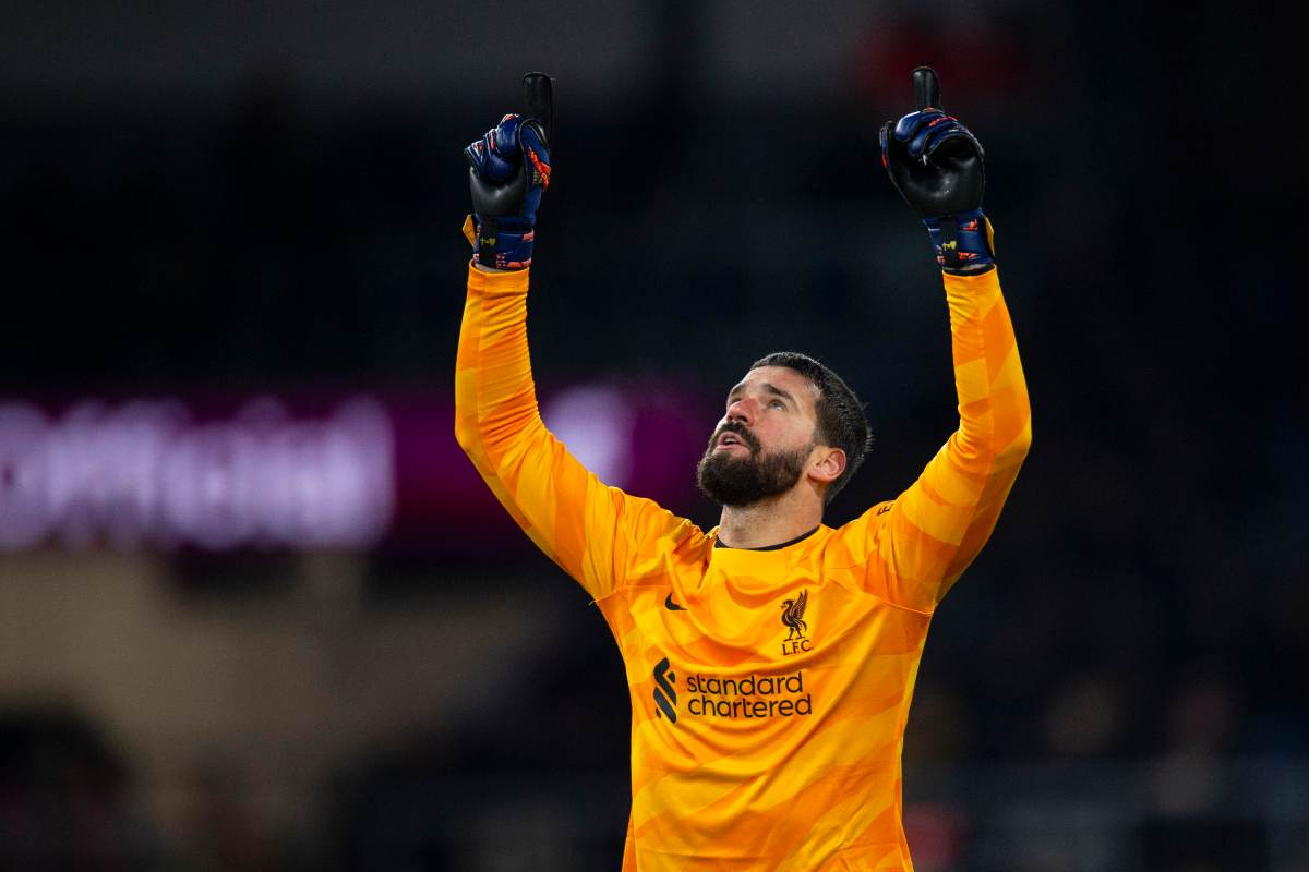 Alisson Becker mentre festeggia una vittoria del Liverpool