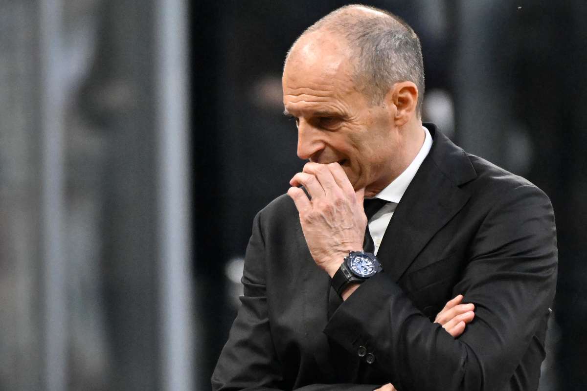Il tecnico del Milan Max Allegri mentre riflette sul da farsi