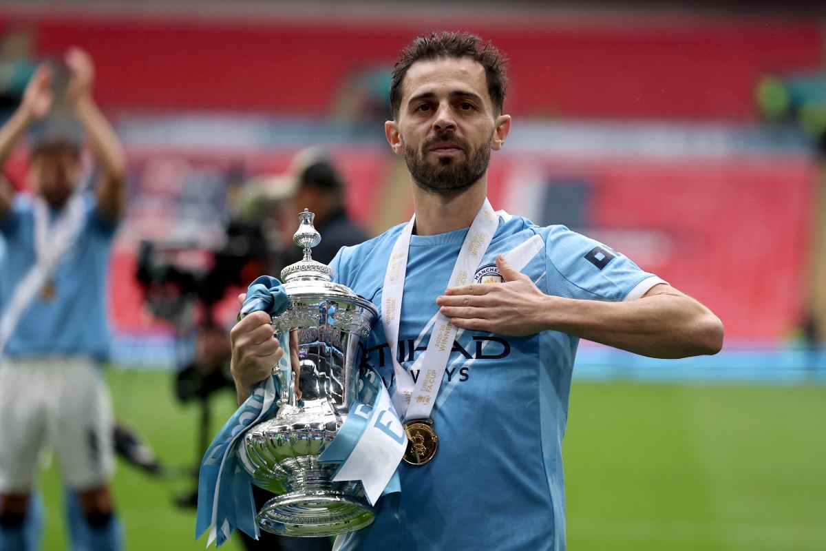 Il campione del City Bernardo Silva con la vittoria della coppa