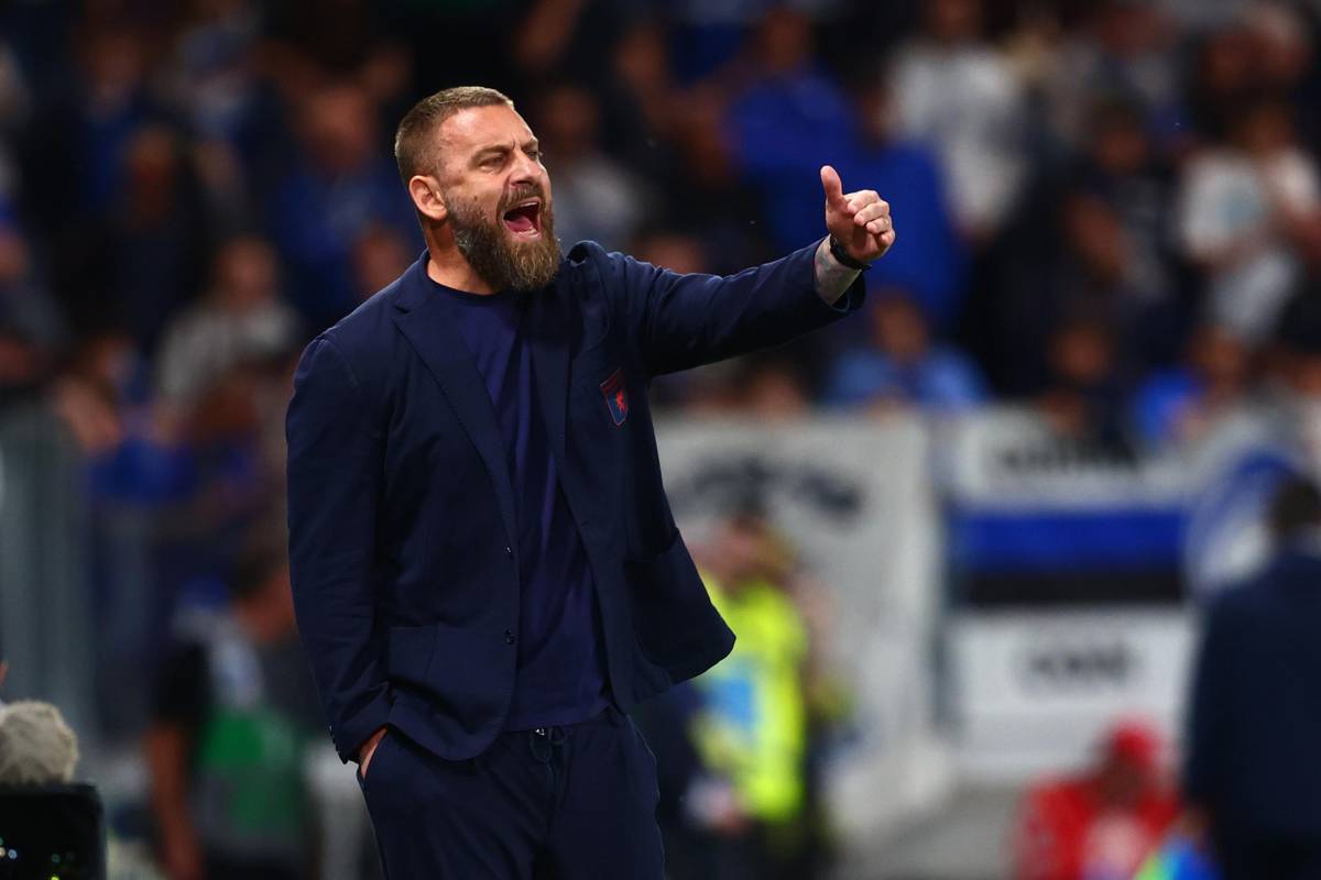 Daniele De Rossi sprona i suoi giocatori durante la gara
