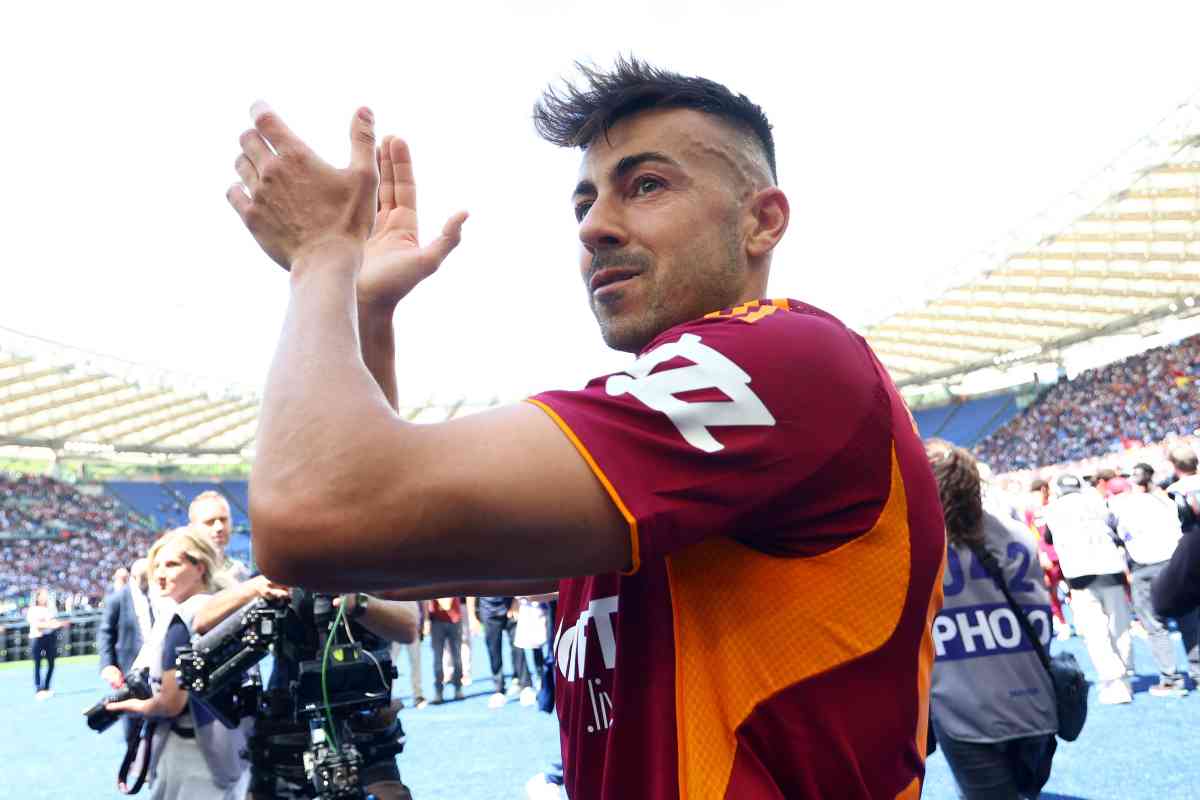 Stephan El Shaarawy mentre saluta i tifosi della Roma