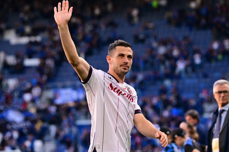 Remo Freuler mentre saluta il pubblico di Bologna