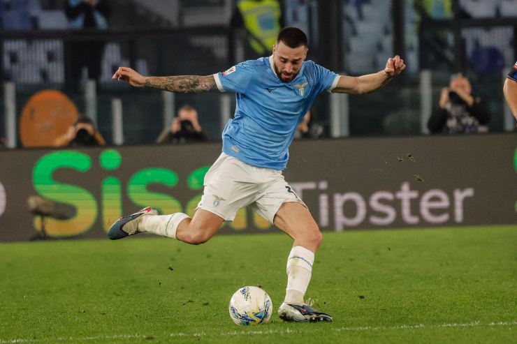 Il difensore della Lazio Mario Gila mentre fa un rinvio
