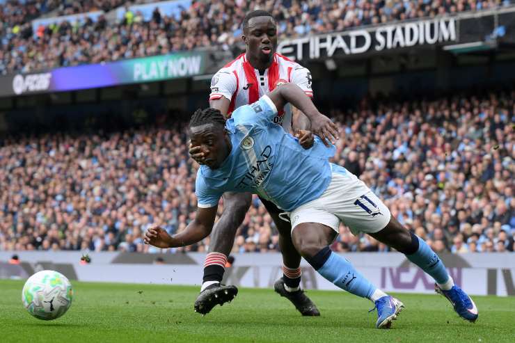 Kayode mentre cerca di contrastare Semeyo del City