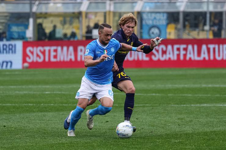 Lobotka mentre cerca di superare un giocatore del Parma