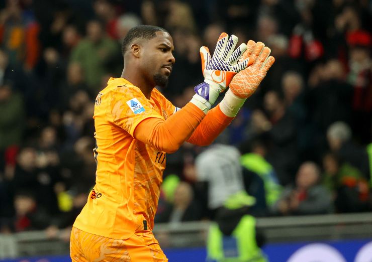 Maignan applaude i suoi compagni dopo una vittoria a San Siro