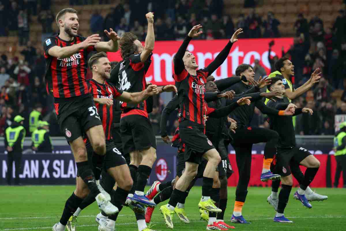 I giocatori del Milan mentre esultano alla fine di una gara
