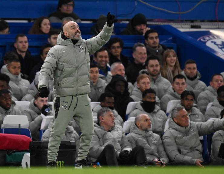 Maresca mentre dava indicazioni ai giocatori del Chelsea