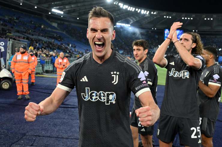 Milik in un momento di gioia dopo un suo gol e una vittoria della Juve