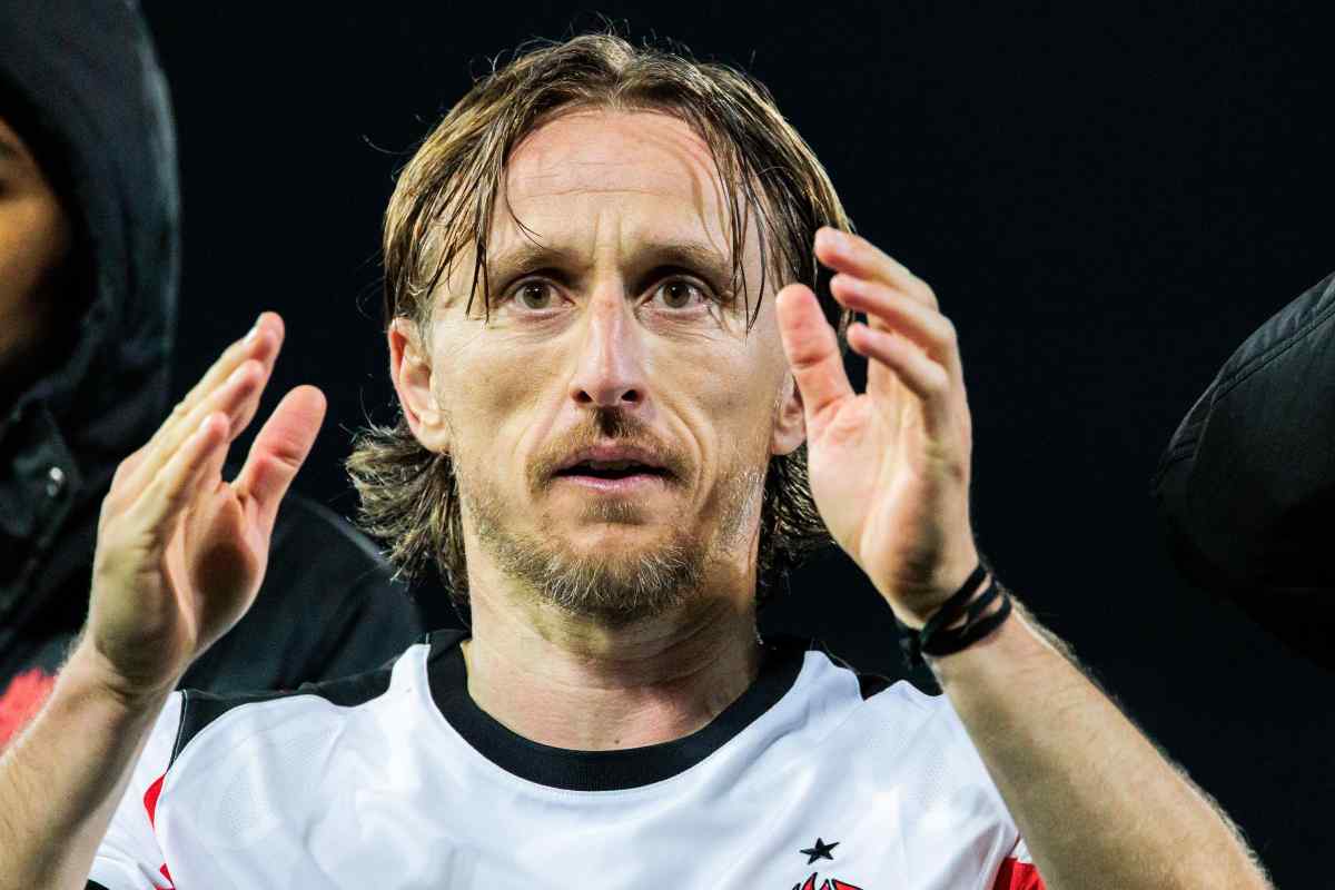 Luka Modric alla fine di una gara del Milan mentre saluta i tifosi