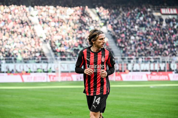 Luka Modric in un momentodi pausa durante una gara del Milan a San Siro
