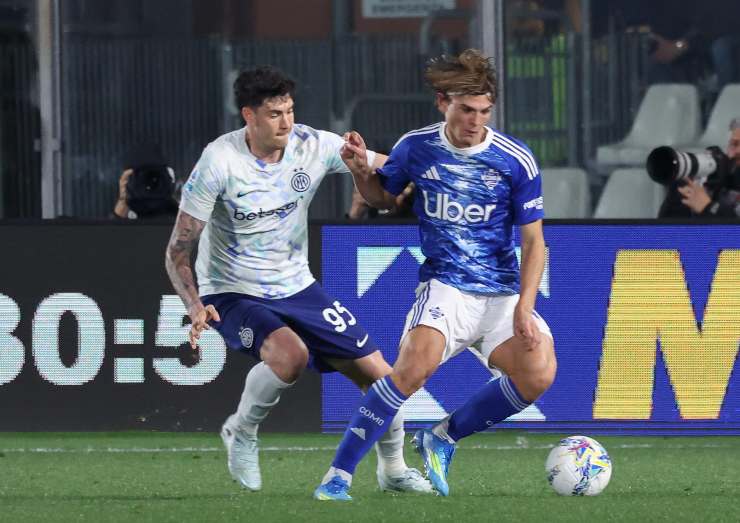 Nico Paz mentre cerca di costruire una giocata per il Como