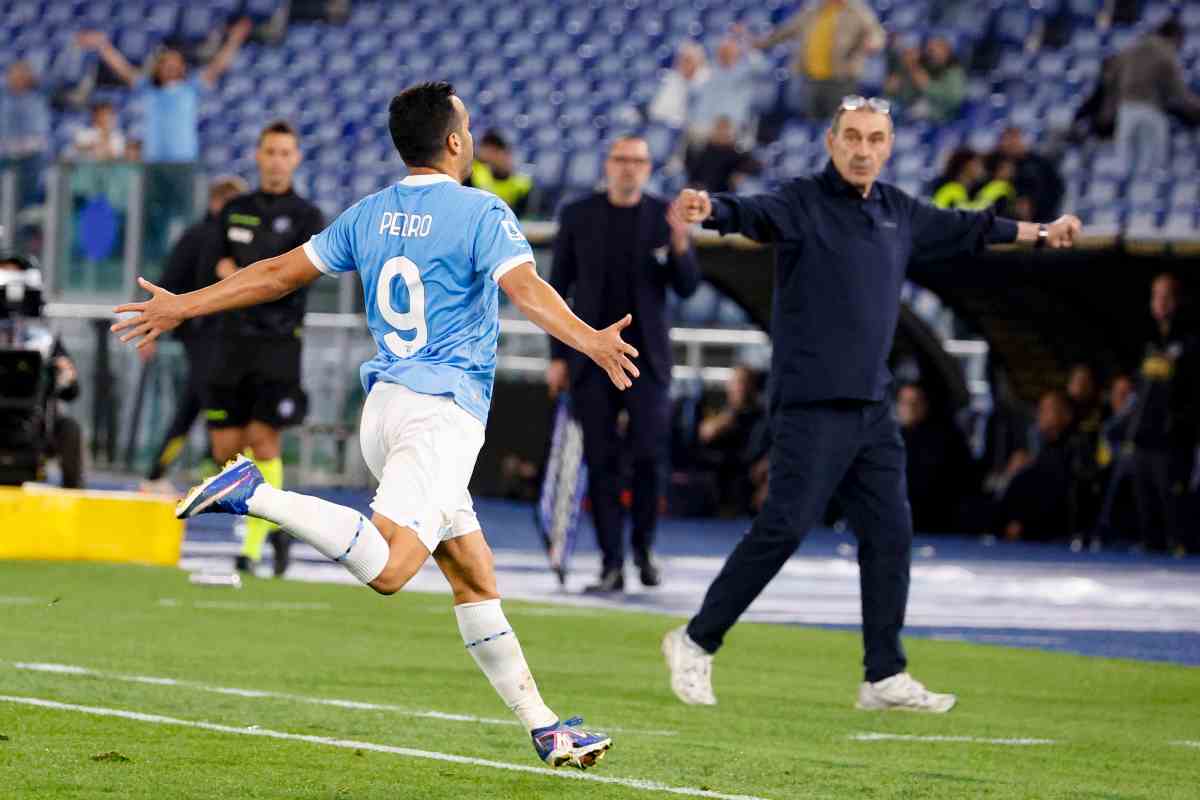 Maurizio Sarri mentre esulta dopo un gol di Pedro
