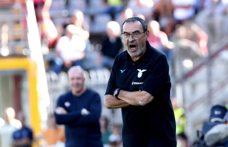 Maurizio Sarri mentre sprona i suoi giocatori