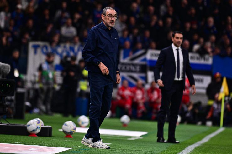 Maurizio Sarri mentre dà disposizioni alla squadra durante la gara con l'Atalanta