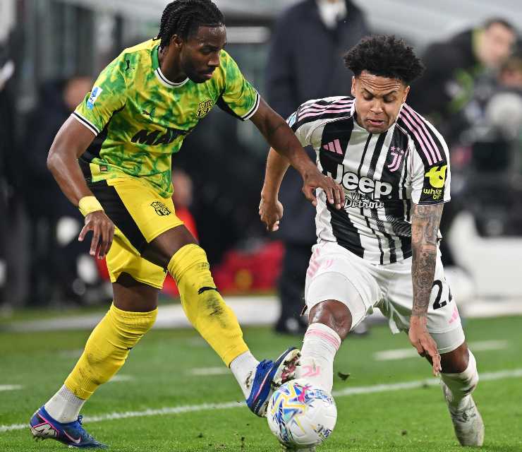 Koné mentre cerca di avere la meglio su McKennie della Juventus