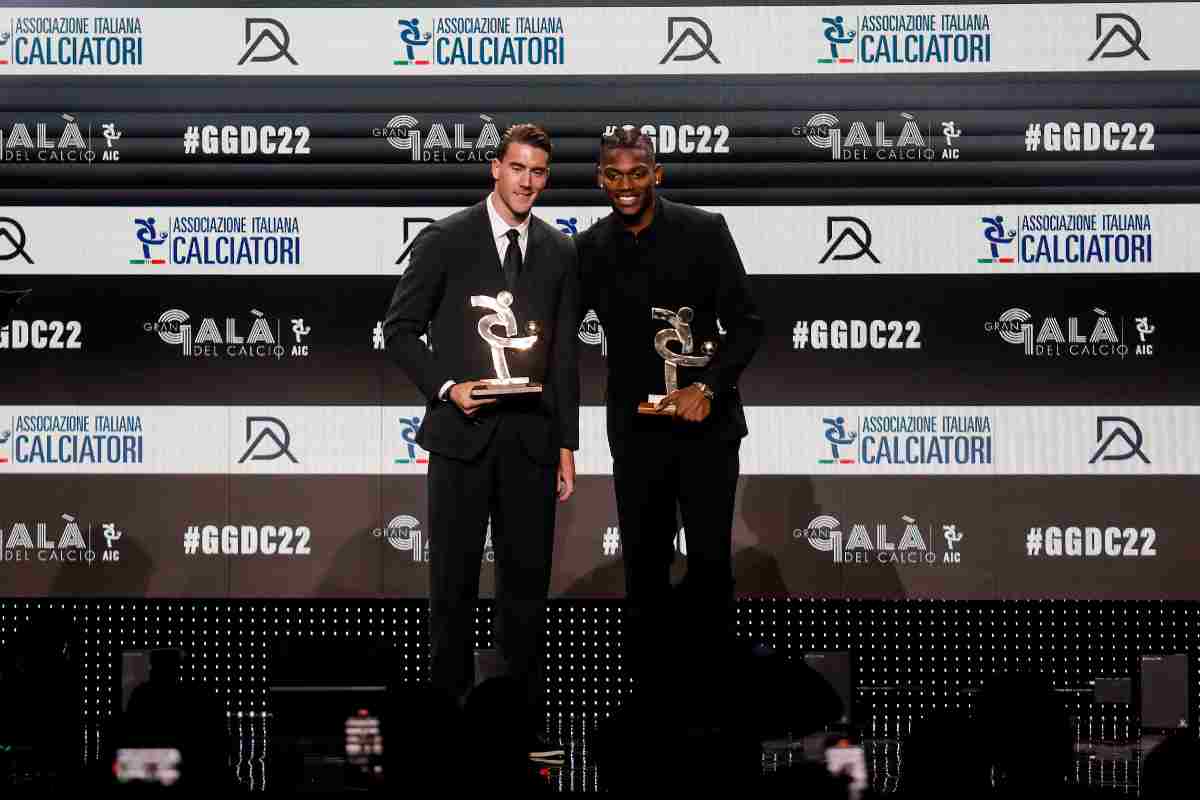 Vlahovic e Leao insieme durante una cerimonia di premiazione