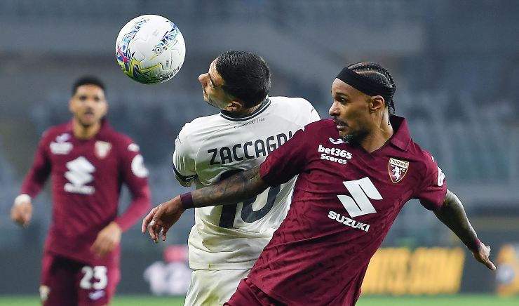 Mattia Zaccagni mentre viene contrastato durante la gara col Torino