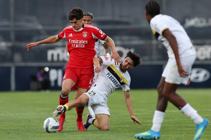 Il difensore del Benfica Antonio Silva durante un contrasto