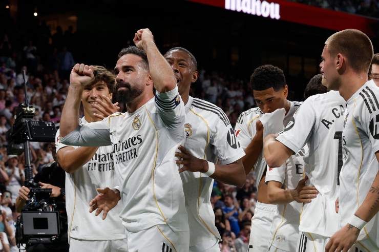 Carvajal che esulta dopo la vittoria di una gara al Bernabeu