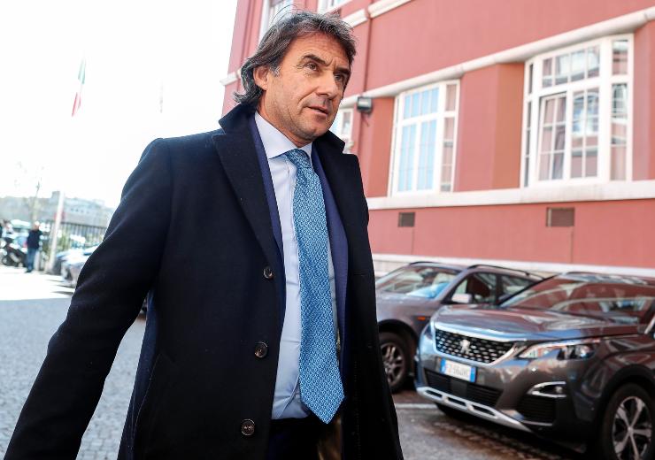 Il nuovo dirigente della Juve Carnevali mentre entra al Coni