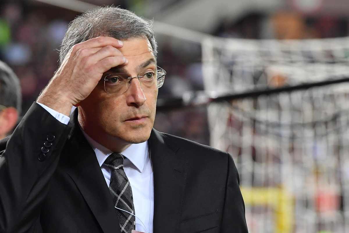 Comolli della Juve mentre è in attesa che comincia una gara della Juve in Champions