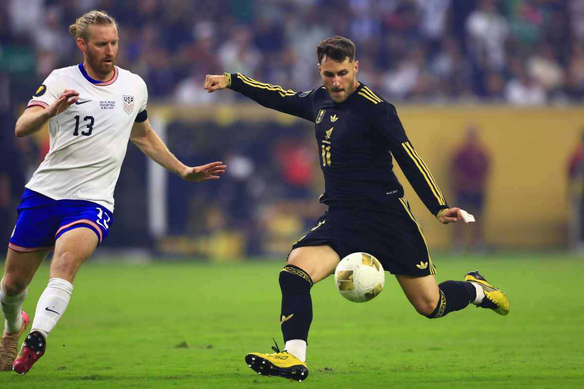 Santi Gimenez mentre gioca con la sua nazionale, il Messico contro gli Usa