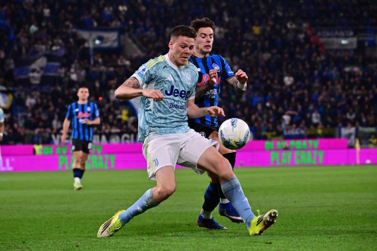Il difensore della Juventus Holm mentre contrasta un avversario