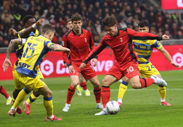 Il centrocampista del Milan Jashari mentre tenta una conclusione conntro il Parma