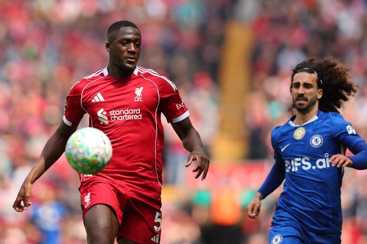 Il difensore del Liverpool Konate mentre contrasta con Cucurella