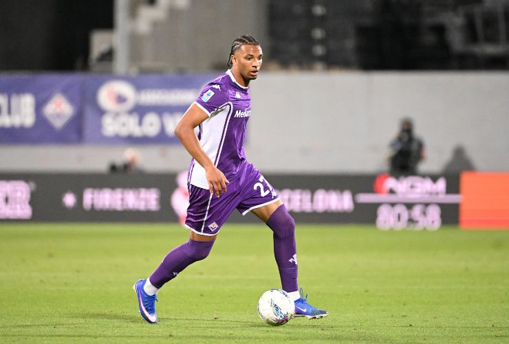 Cher Ndour mentre gioca con la maglia della Fiorentina