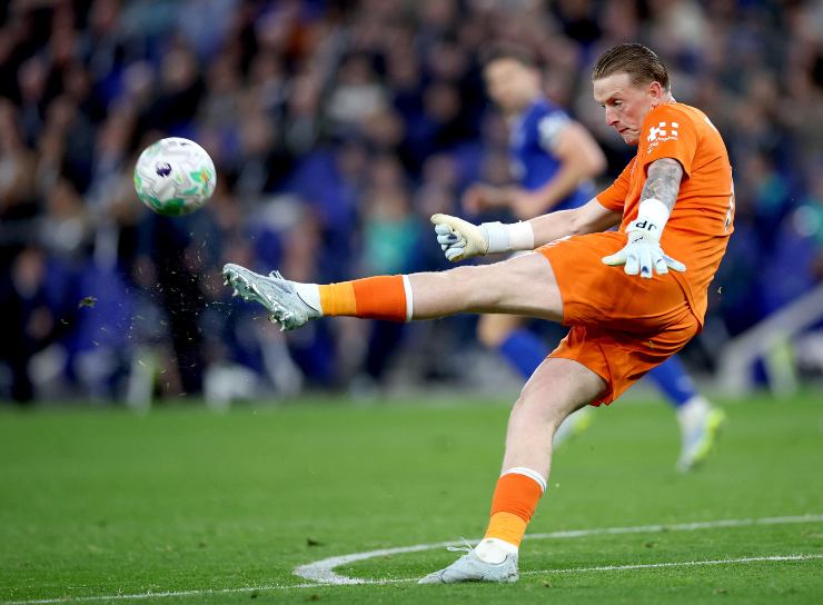 Pickford mentre dà un calcio di rinvio durante una gara dell'Everton col City