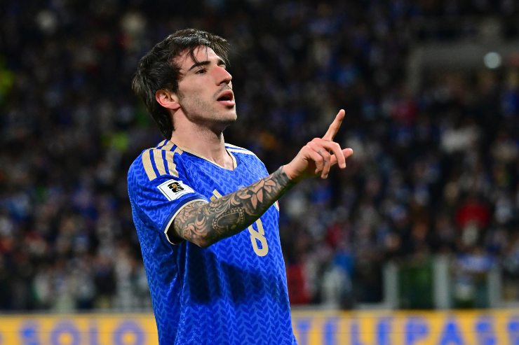 Sandro Tonali mentre gioca con la maglia dell'Italia