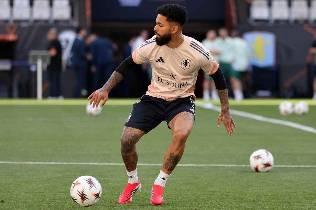 Douglas Luiz durante una gara di Premier con l'Aston Villa