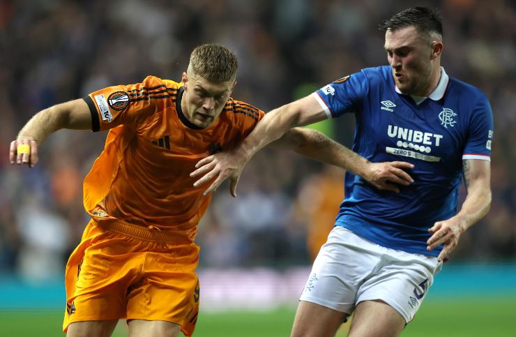 Artem Dovbyk mentre cerca di vincere un contrasto in una gara di Europa League